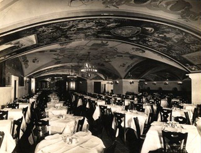 "Woolworth Building, 133 Broadway. Interior: restaurant with murals on arches and ceilings. 1909-1914."